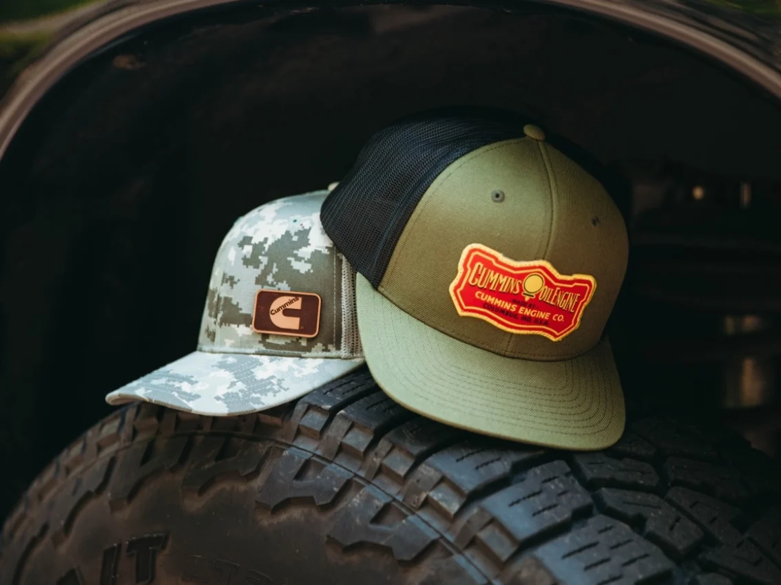 Sombreros Cummins en un neumático