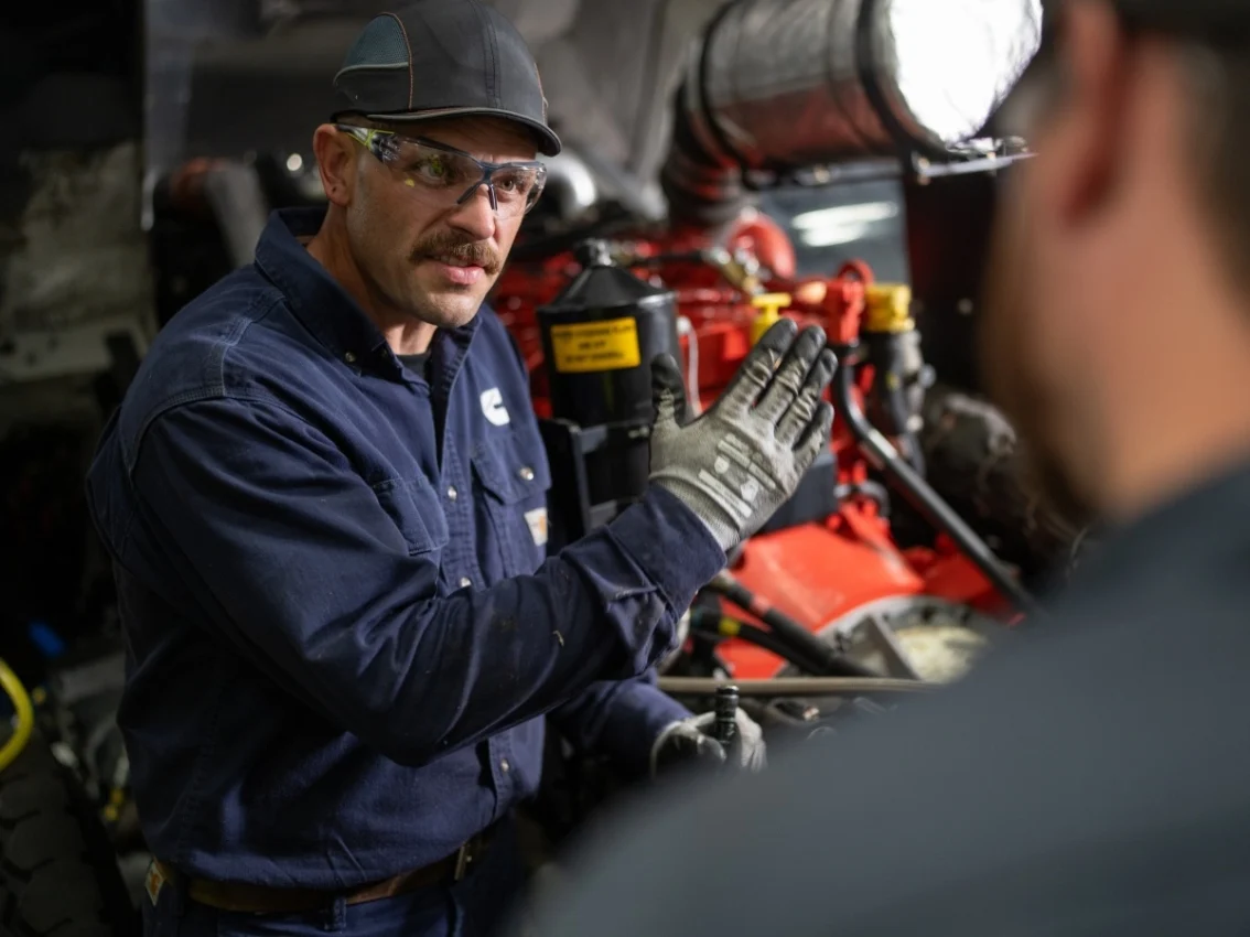 Técnico mostrando un servicio especializado