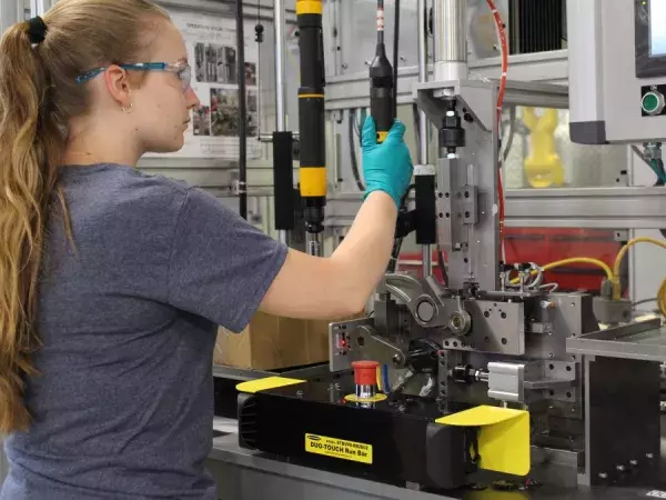 Técnico probando producto en planta de fabricación