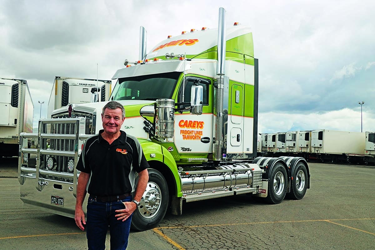 Harold Carey parado frente a semi-CAB