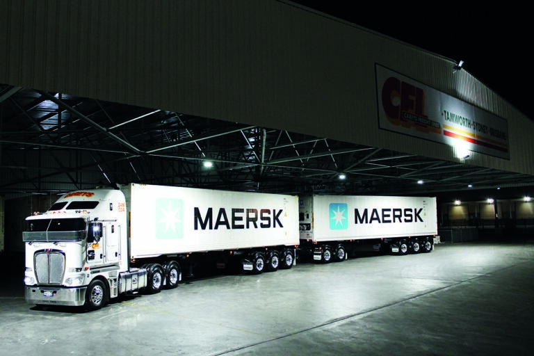 2 semis estacionados afuera