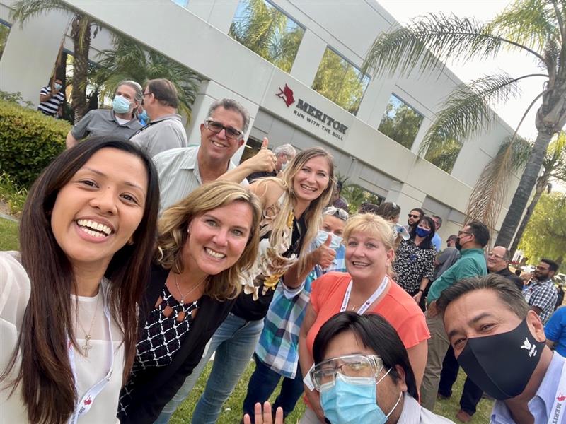 empleados sonriendo en el evento Cummins-Meritor