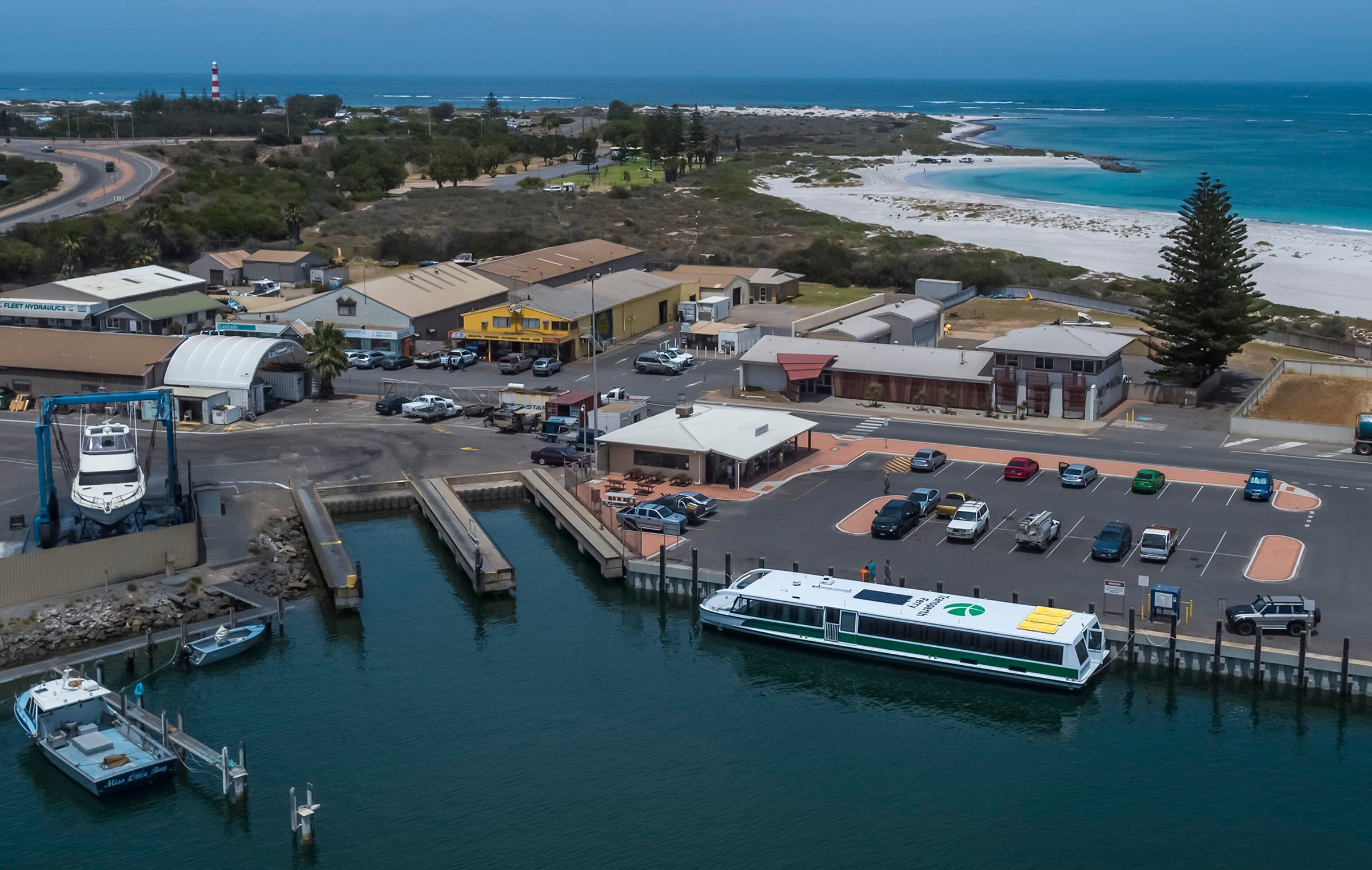 Le MV Tricia de 148 places à côté lors d’un voyage de livraison