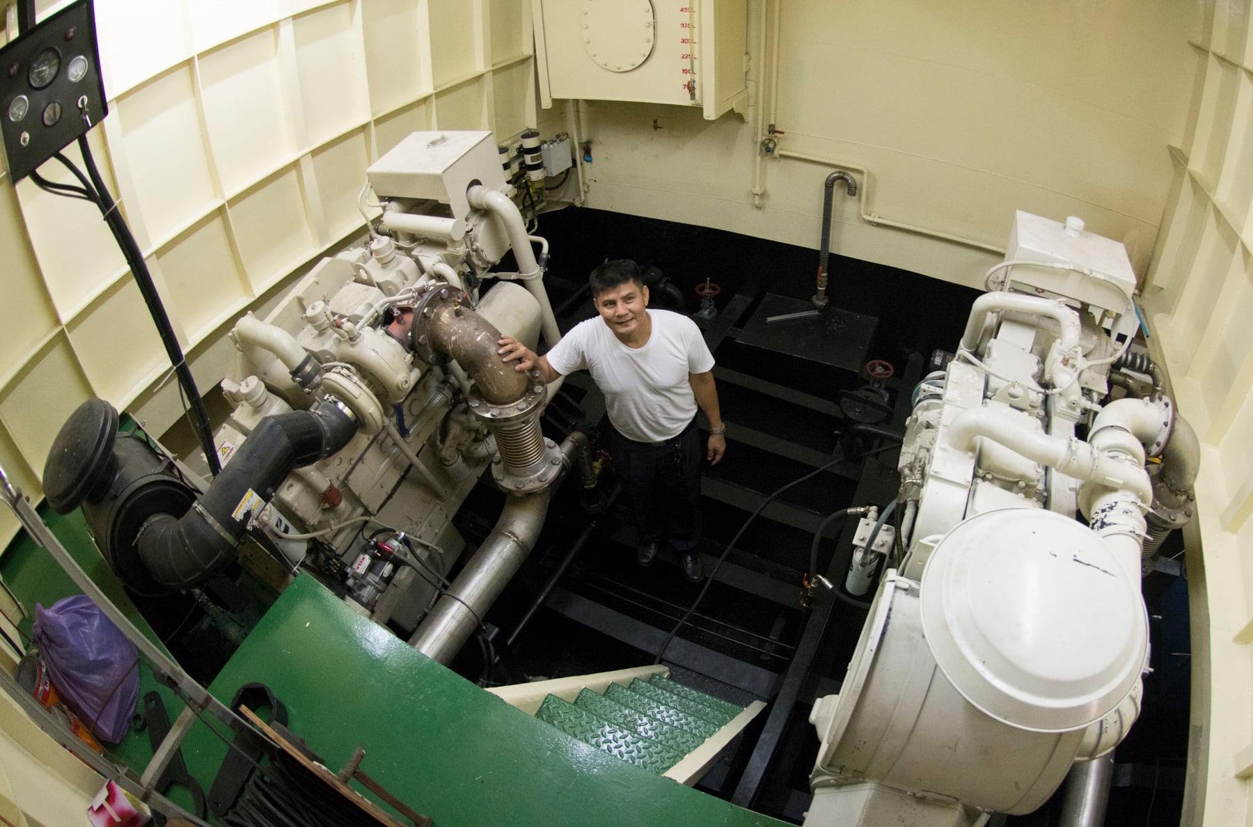 Salle des machines sur le site portuaire avec un moteur principal Cummins KTA19-M de 600 ch
