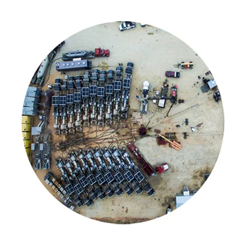 site de forage avec installations de fracturation
