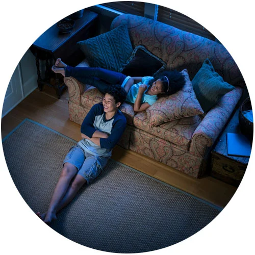 famille regardant la télévision sur le canapé