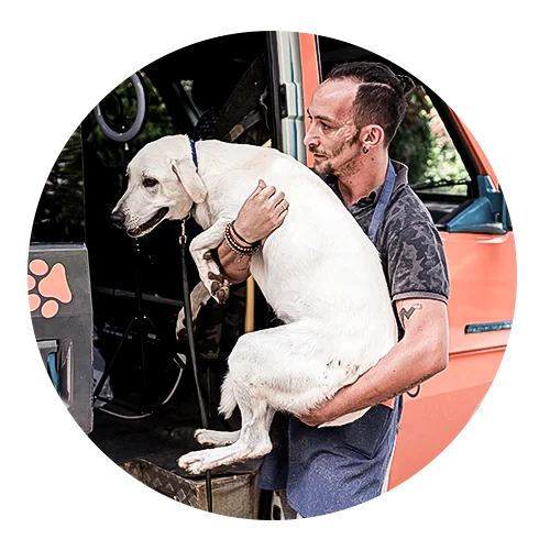 Homme avec son chien à la fourgonnette mobile de service animalier