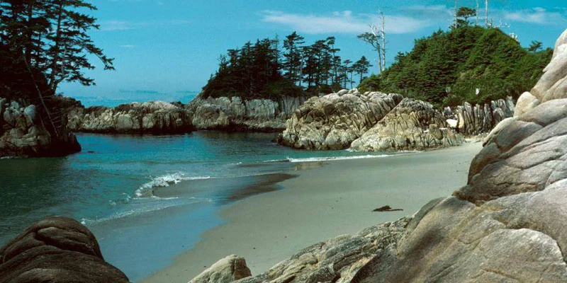 Ciel bleu et eau claire à la plage de Calvert Island.