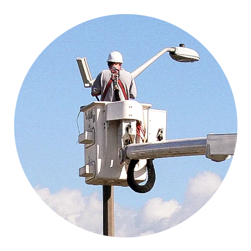 nacelle élévatrice travaillant à un lampadaire