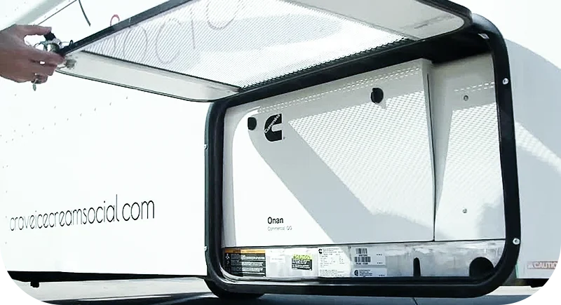 groupe électrogène affiché dans le camion de crème glacée Crave alimenté par Cummins