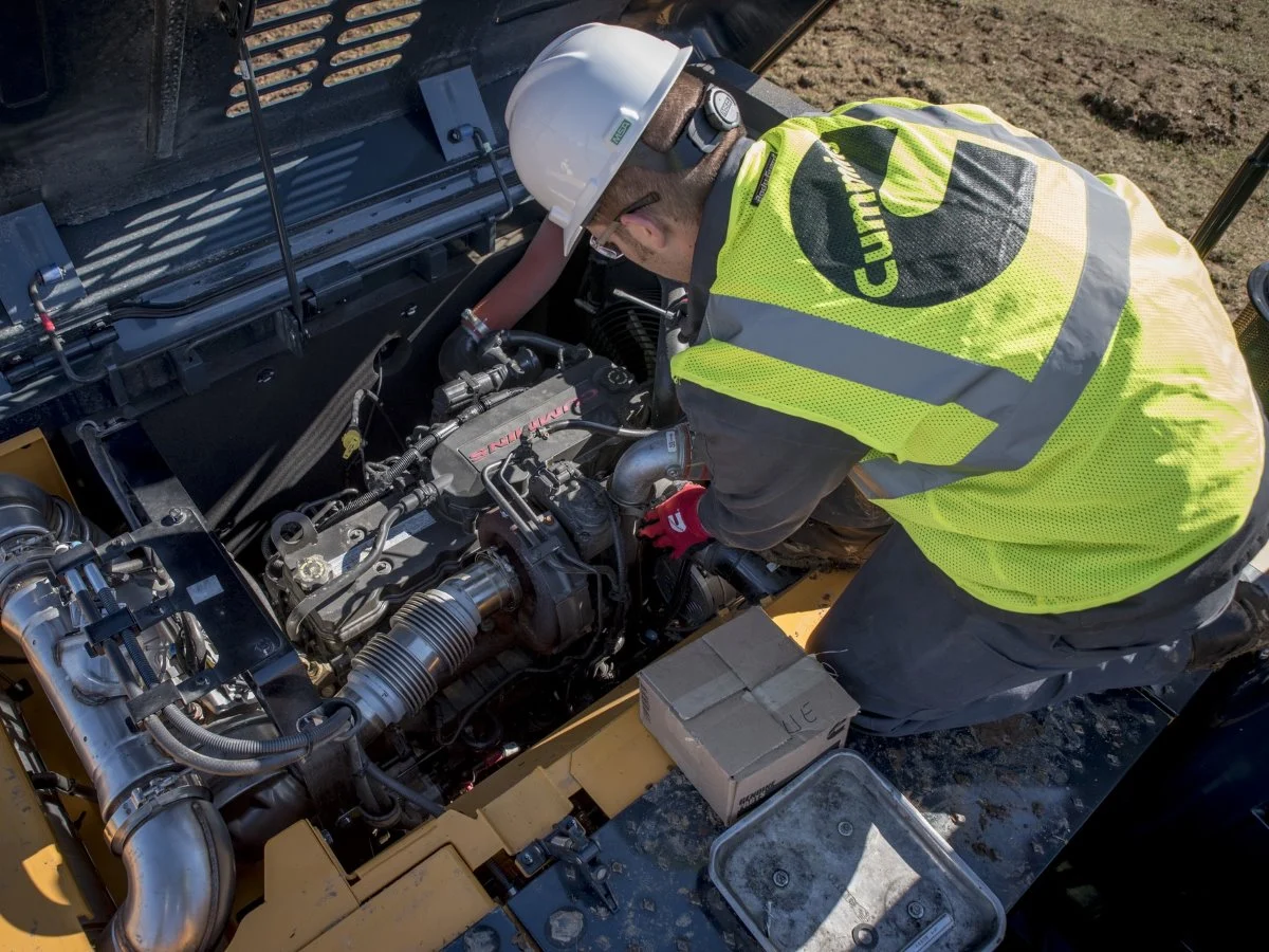 un technicien de service travaillant sur le moteur