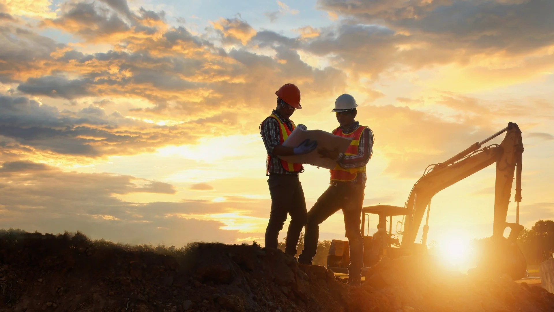 ingénieurs du génie civil sur le chantier, avec un tracteur en arrière-plan