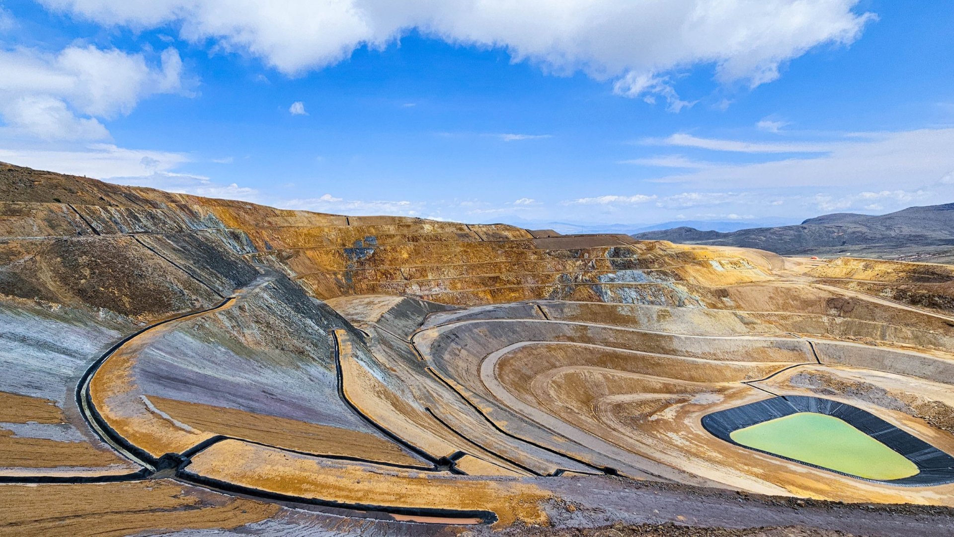 mine d'or au nevada sous un ciel bleu