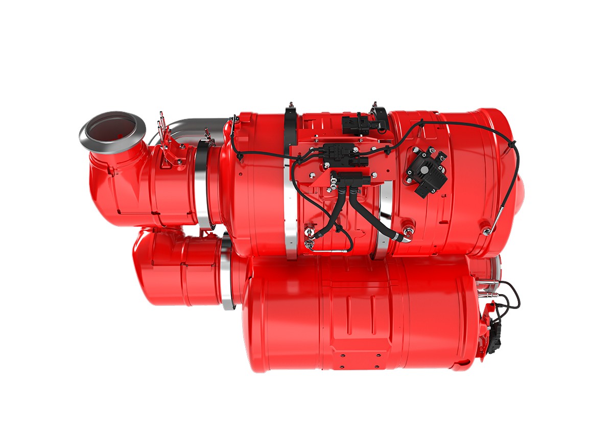 Moteur X10 TM13 montrant des tuyaux d’admission et du matériel de commande monté