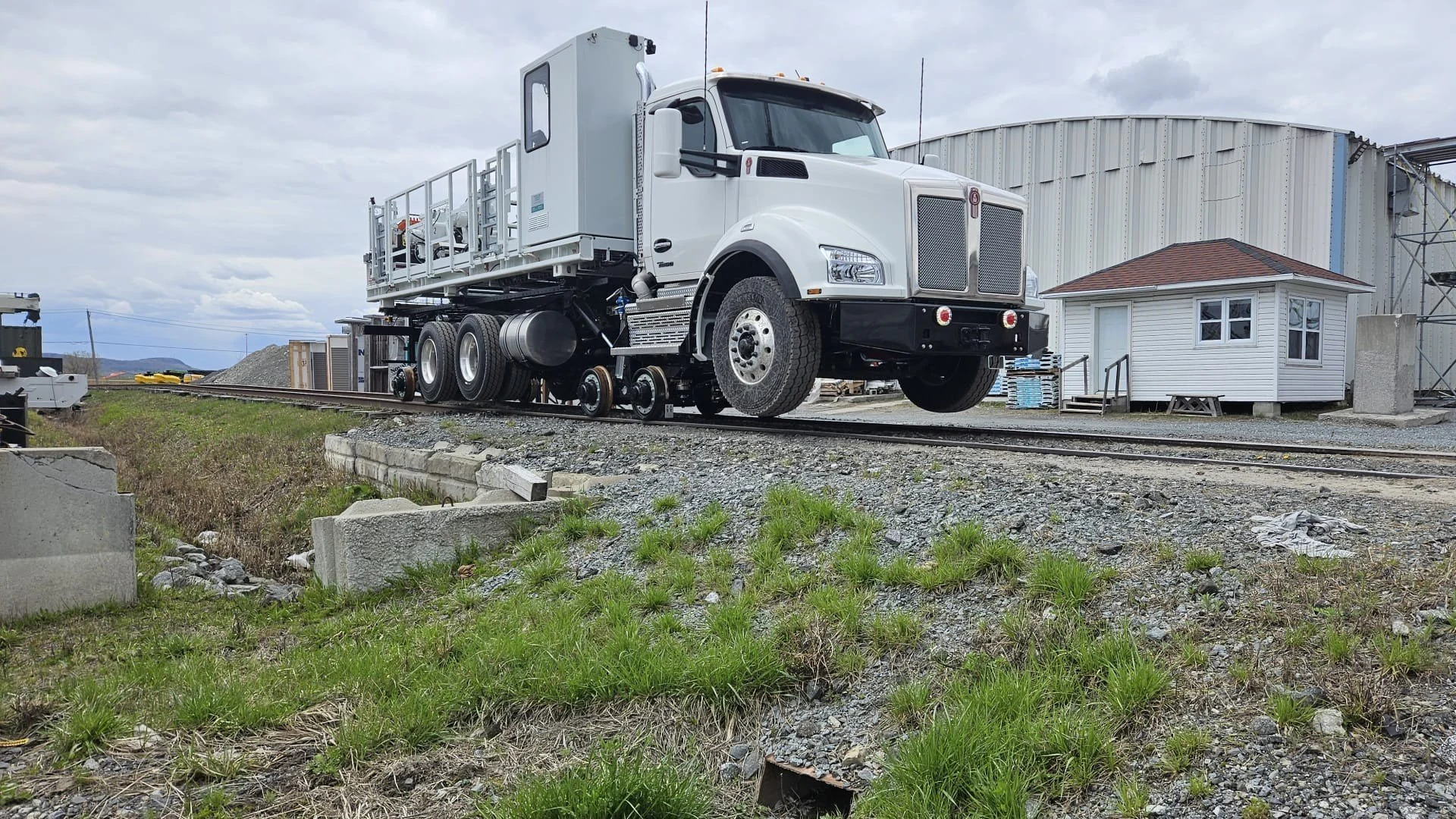 Vue latérale du camion avec capacités de conversion route-rail