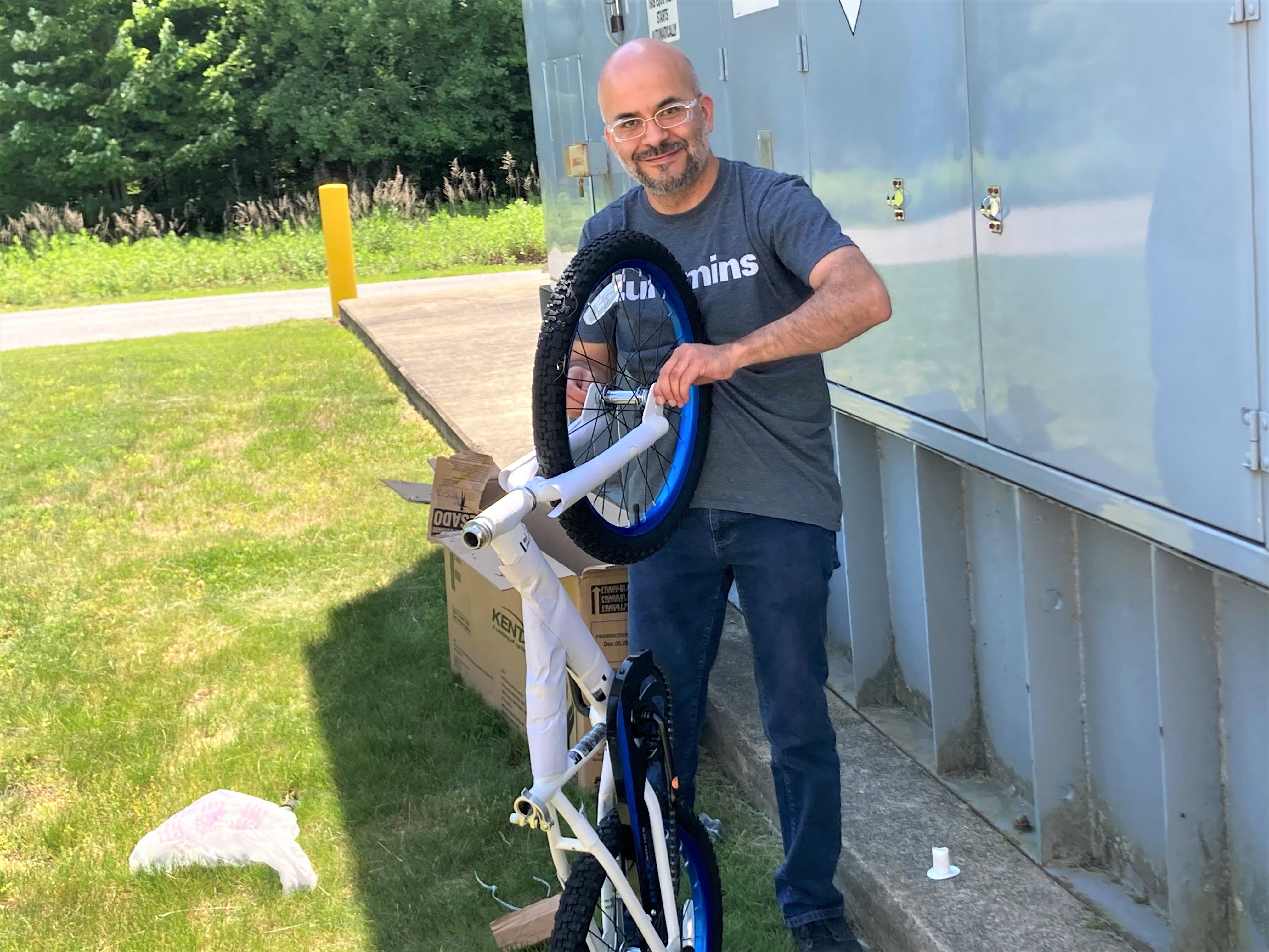 Les employés de Malte lancent l’été en construisant des vélos.