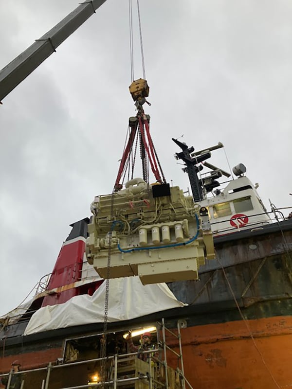 Moteur marin KTA38 en cours de descente sur le Seaspan Cavalier