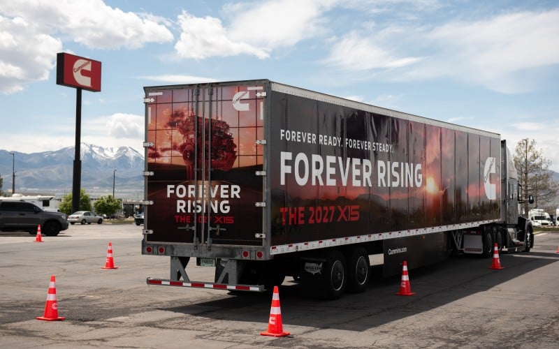 Camion de marque Forever Rising Tour garé avec des cônes de signalisation autour