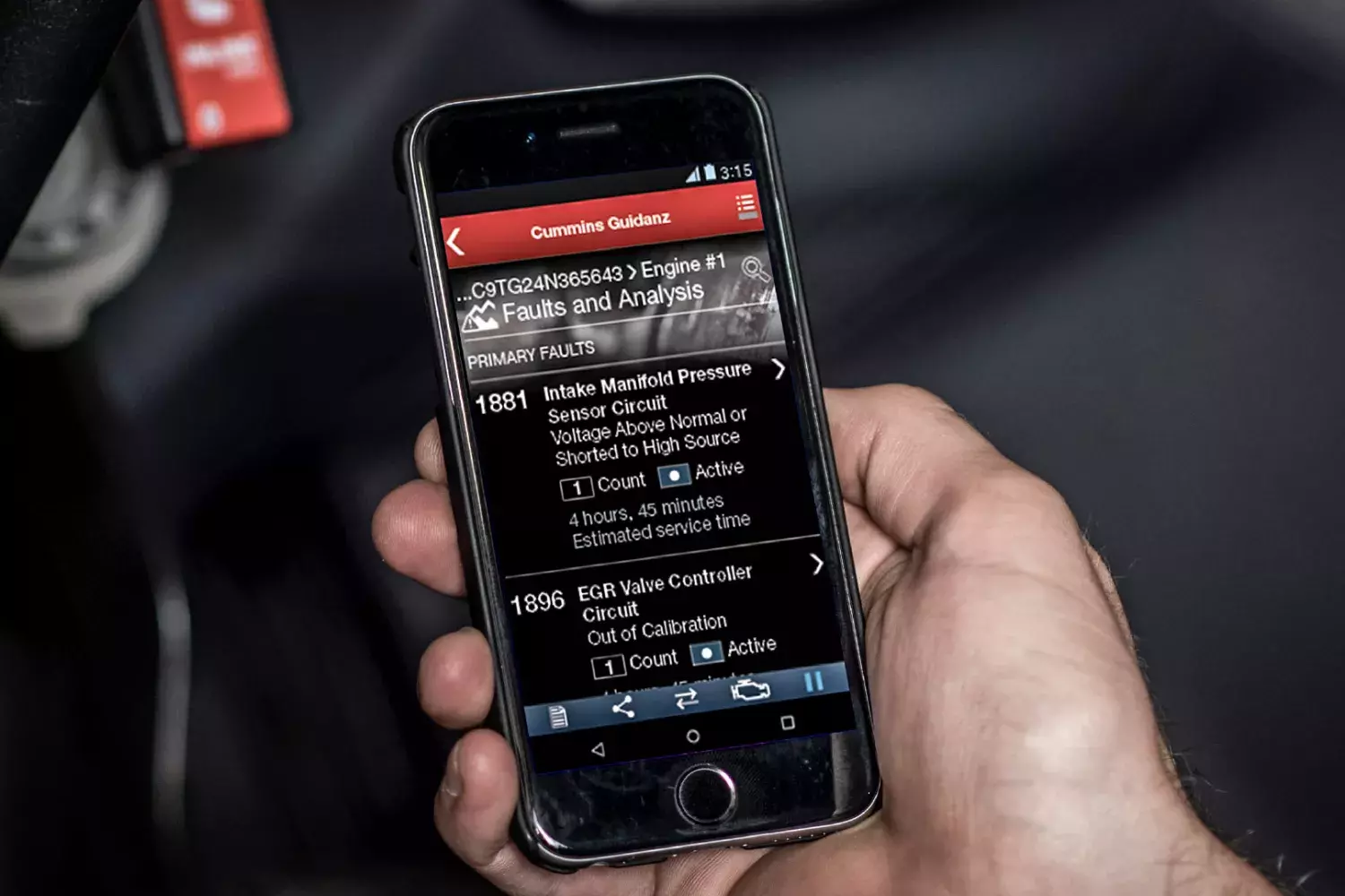 Personne qui regarde une application sur son téléphone mobile