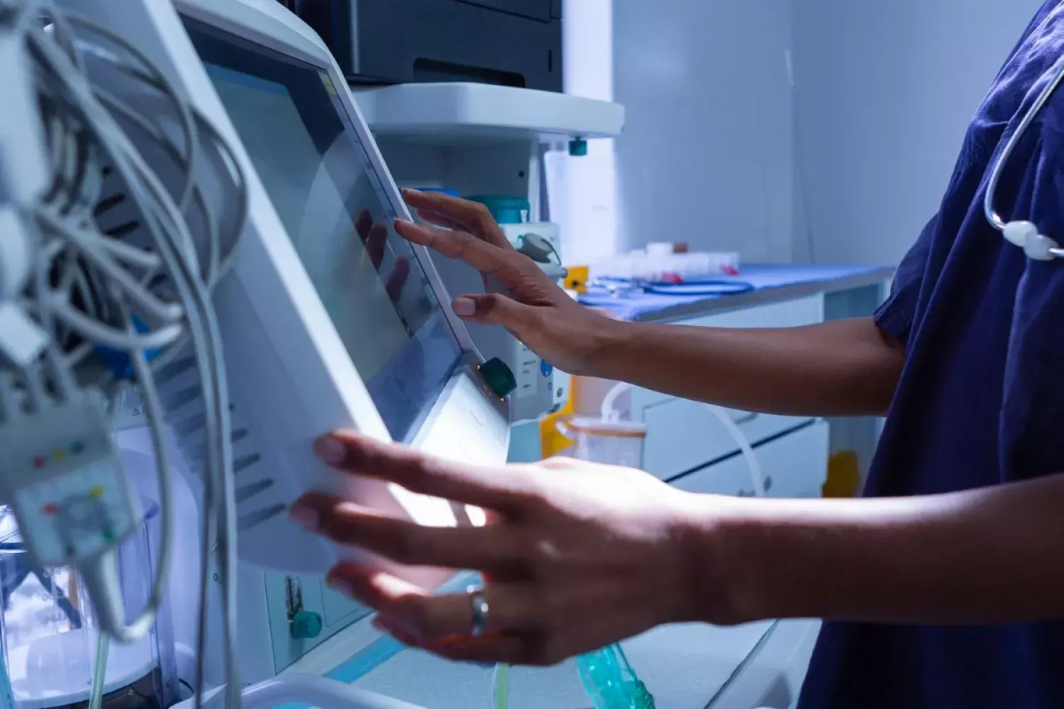 infirmière utilisant un écran numérique dans un centre médical
