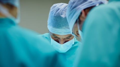 médecins travaillant à l’hôpital