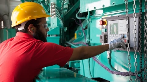 technicien d’entretien d’un générateur diesel