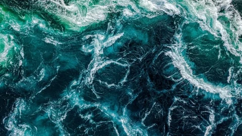 eau agité par un moteur marin