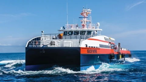 Catamaran avec groupes électrogènes marins
