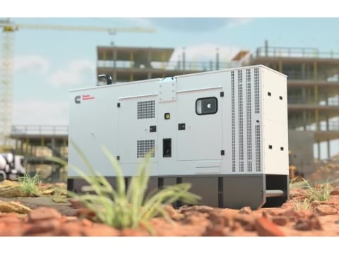 Groupe électrogène Cummins en location à côté d'un chantier de construction