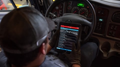 technicien utilisant des outils électroniques