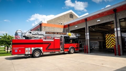 un camion de pompiers dans la caserne