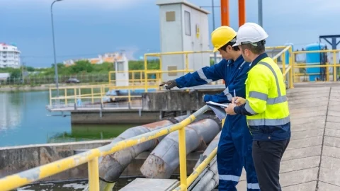 des ingénieurs inspectent une pompe à eau