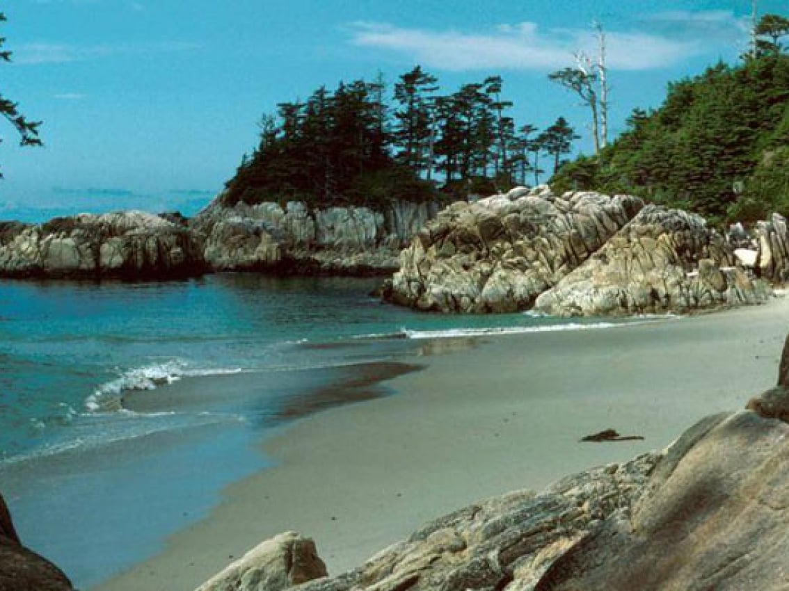 Ciel bleu et eau claire à la plage de Calvert Island.