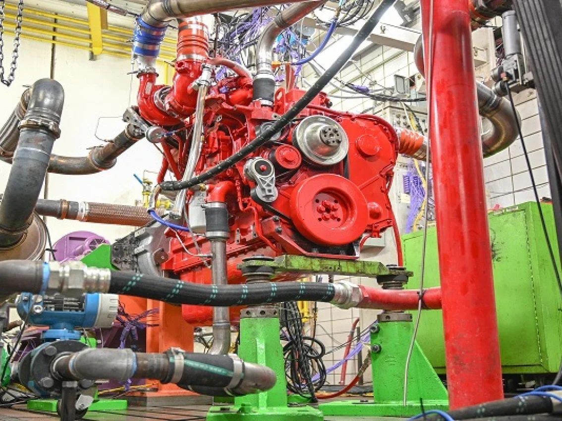 moteur soumis à des essais d’émissions