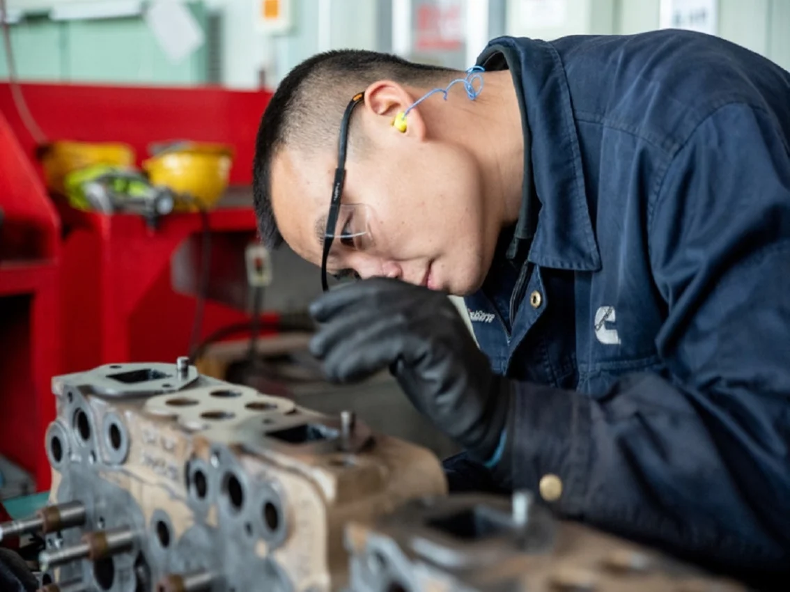 Un employé de Cummins travaille à la réparation