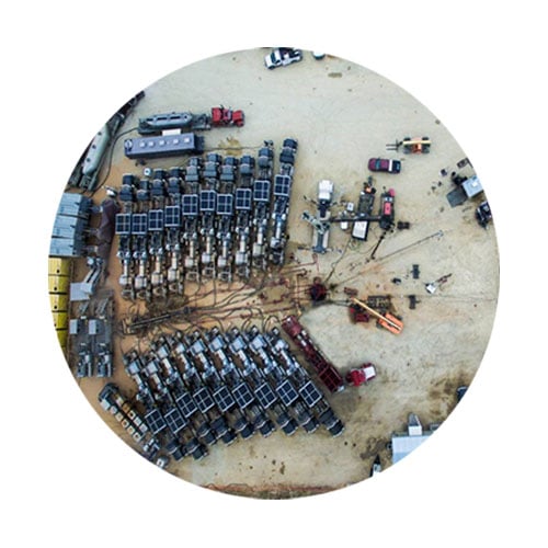 site de forage avec installations de fracturation