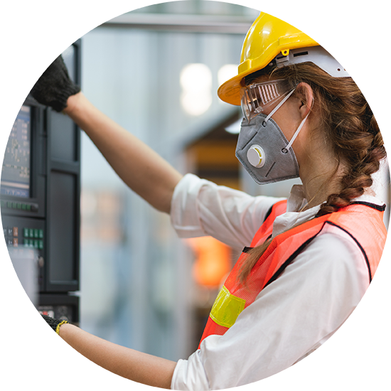 ouvrier d’usine avec casque de sécurité