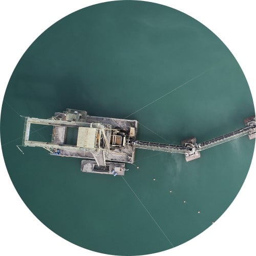Bateau de dragage dans l’eau