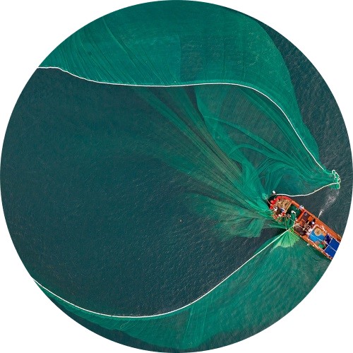 Bateau de pêche avec filet dans l’eau