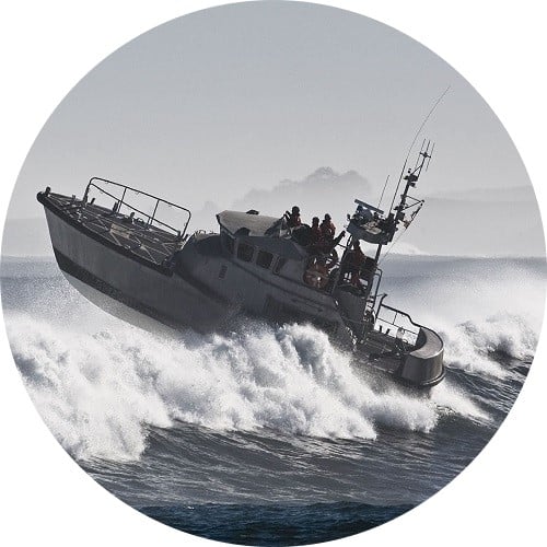 Bateau du gouvernement à l’eau