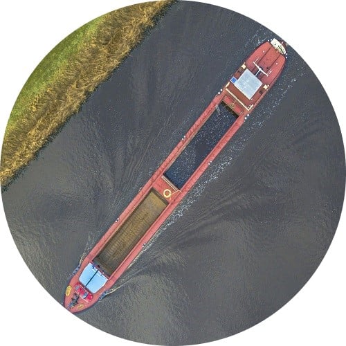 bateau sur la voie navigable intérieure