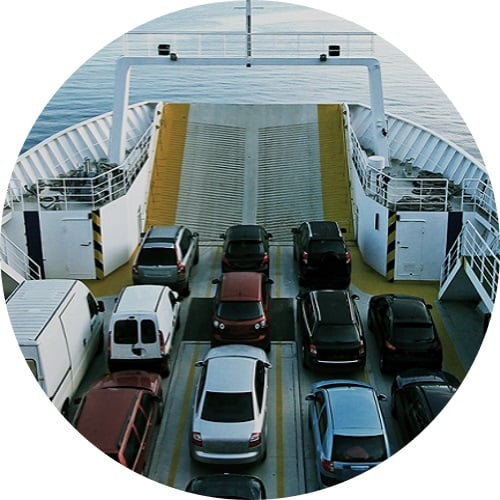 Ferry chargé de véhicules