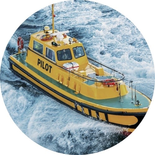 Bateau-pilote dans l’eau
