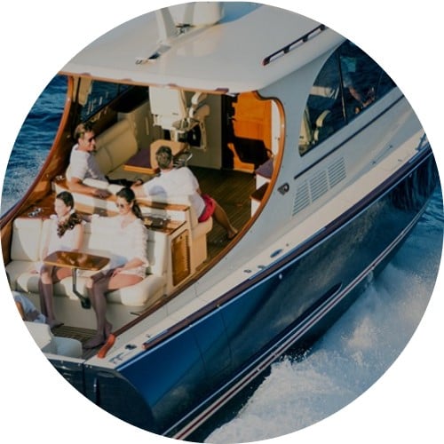 personnes dans yacht dans l’eau