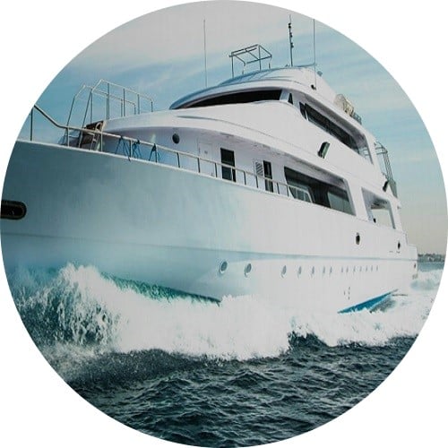 yacht dans l’eau