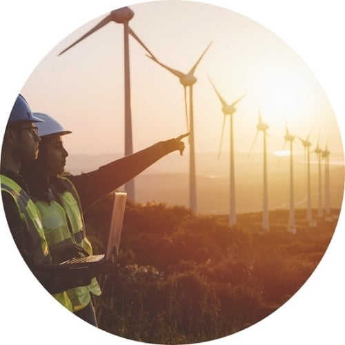 Professionnels travaillant sur le chantier d’une éolienne