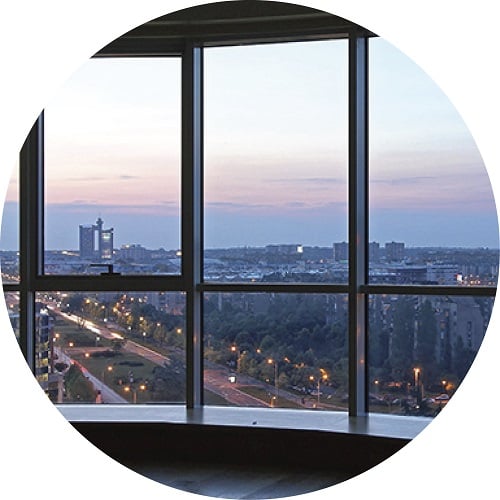 Vue du coucher de soleil depuis le bâtiment