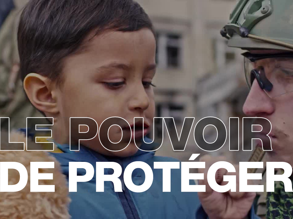 Un soldat protège un enfant