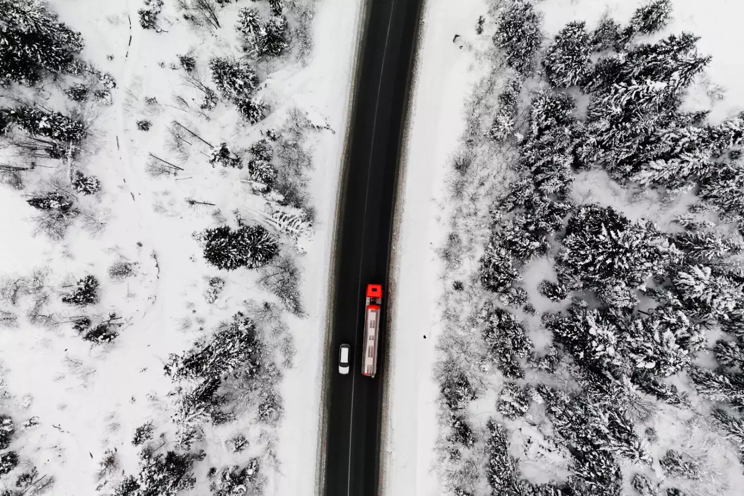 Conduite aérienne d’un semi-remorque sur une route enneigée