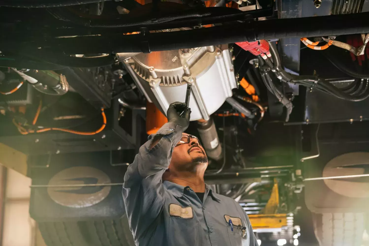 technicien travaillant sur un bus scolaire électrique